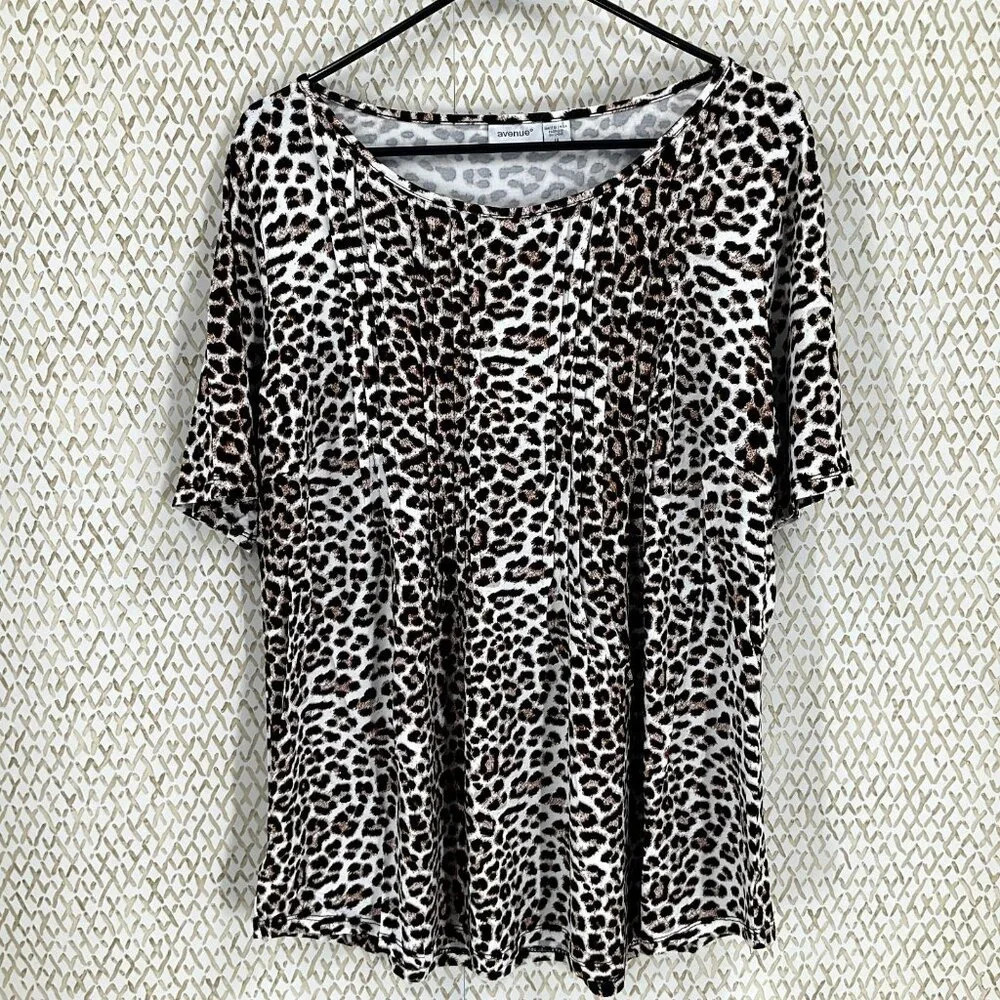 Avenue Women Top 14 Animal Print Pleated Stretch Short Sleeve Round Neckline NEW